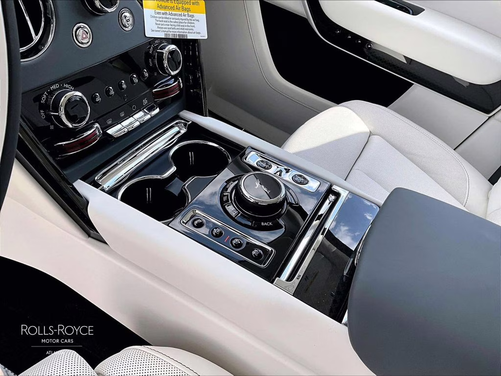mph007_892126491_sla43ha01tu235260_2026_rolls_royce_black_badge_cullinan_autumn_mystery_black_8_109726_ce3c21843d