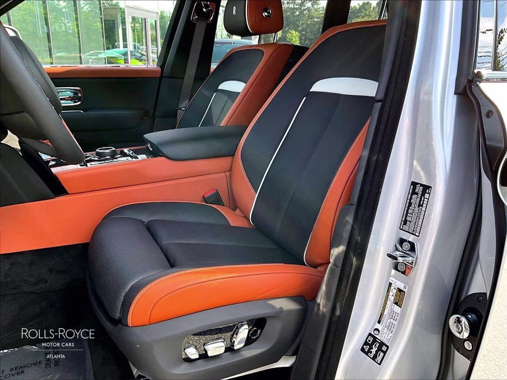 mph008_2273376606_sla33ha02vu237078_2027_rolls_royce_black_badge_cullinan_silver_9_112798_7a1381968a