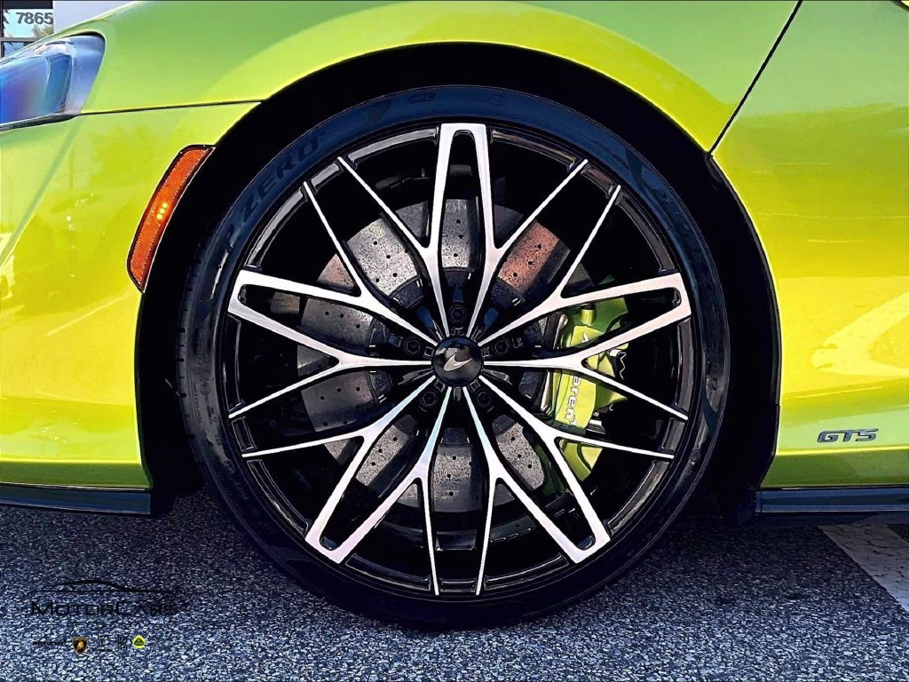mph008_2656587532_sbm22gcaxsw003205_2025_mclaren_gts_green_9_114406_44290b41b0