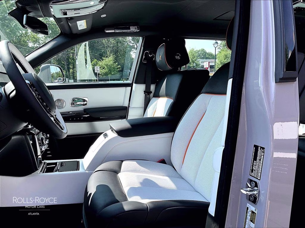 mph008_2987909126_sca43he08vu236970_2027_rolls_royce_phantom_ewb_two_tone_tempest_grey_wblack_diamond_9_112726_8c10ad80d9