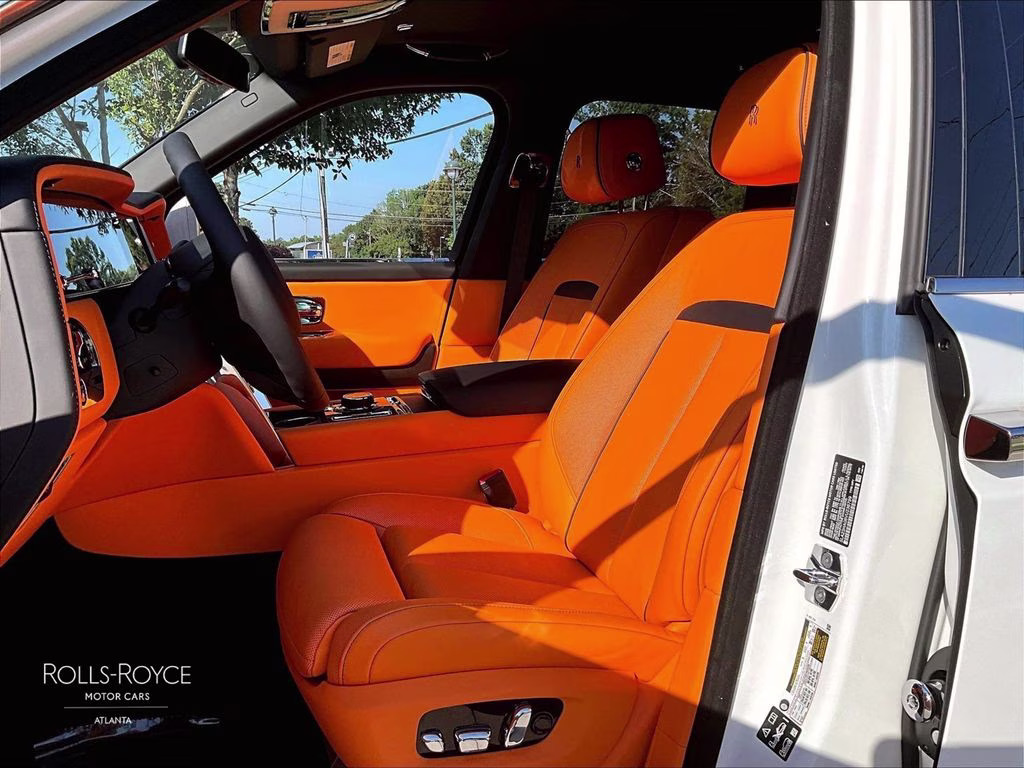 mph008_3362223117_sla23ha06vu236799_2027_rolls_royce_cullinan_english_white_9_112114_6e7a68e82b