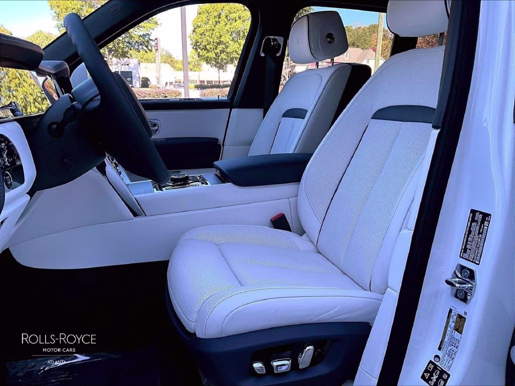 mph008_3651942290_sla23ha01vu238136_2027_rolls_royce_cullinan_white_9_114761_74c8f4ab77