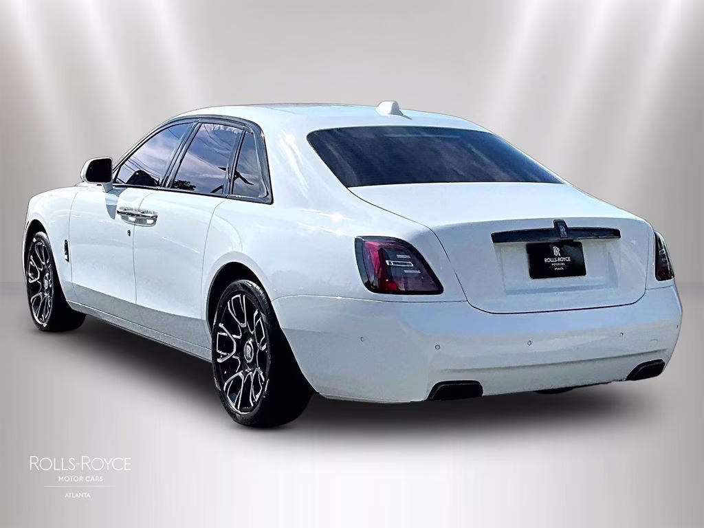 mph009_100355383_scatd6c00ru222292_2024_rolls_royce_black_badge_ghost_arctic_white_10_112760_73cba9f13b