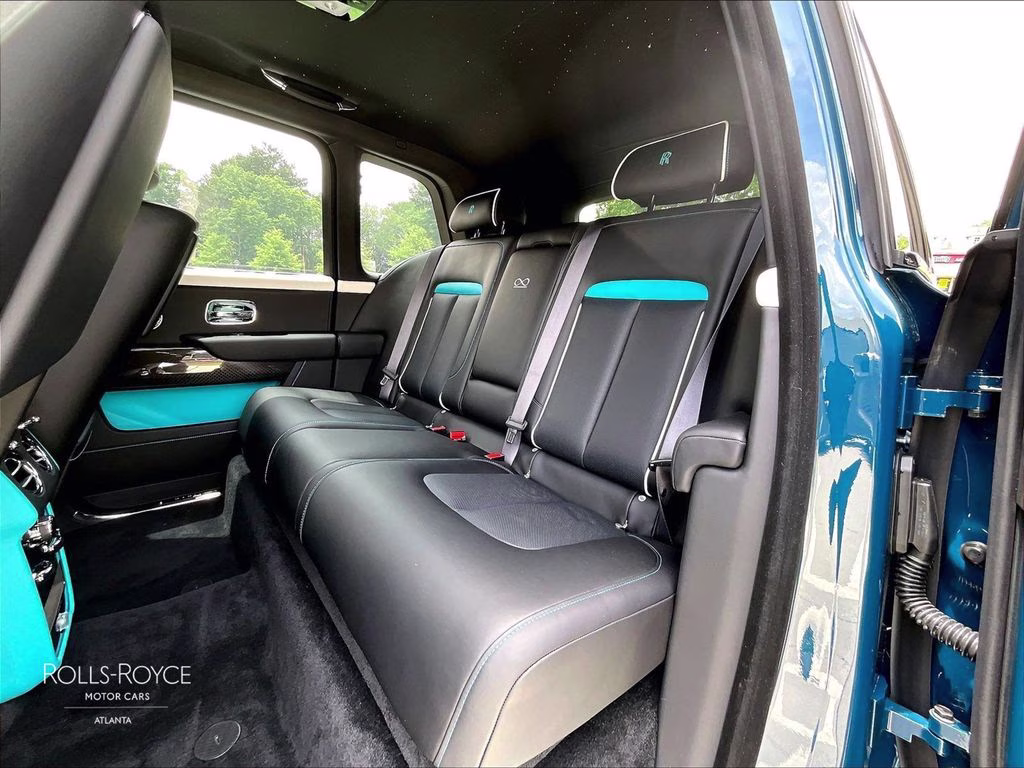mph009_1271241826_sla33ha02vu236593_2027_rolls_royce_black_badge_cullinan_mustique_blue_10_111622_5f94634ae7