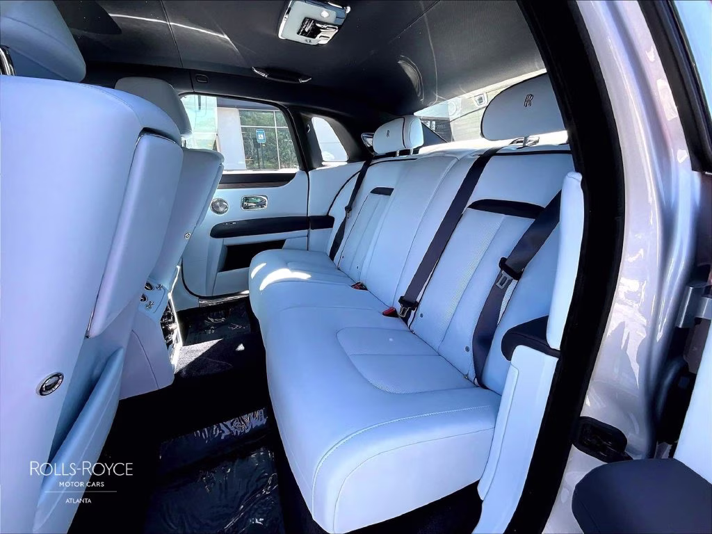 mph009_157494582_sca23gz09vu237847_2027_rolls_royce_ghost_silver_10_114454_ca9f4ae05f