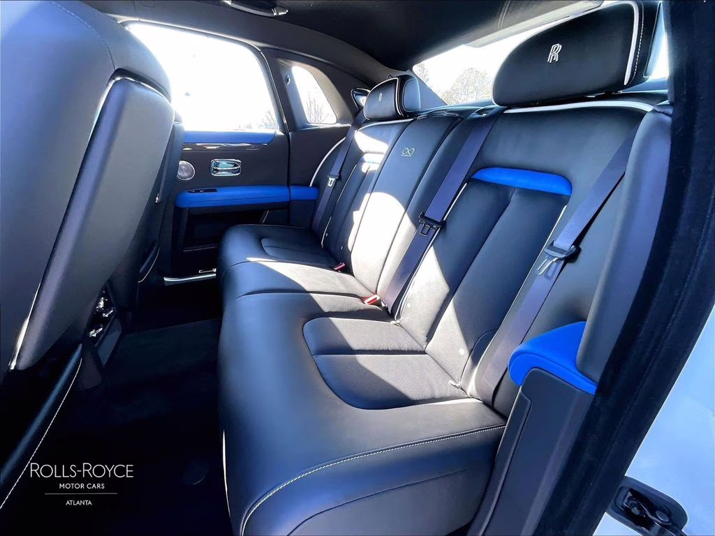 mph009_1863471034_sca33gz05tu234283_2026_rolls_royce_black_badge_ghost_english_white_10_109366_0e23a15c64