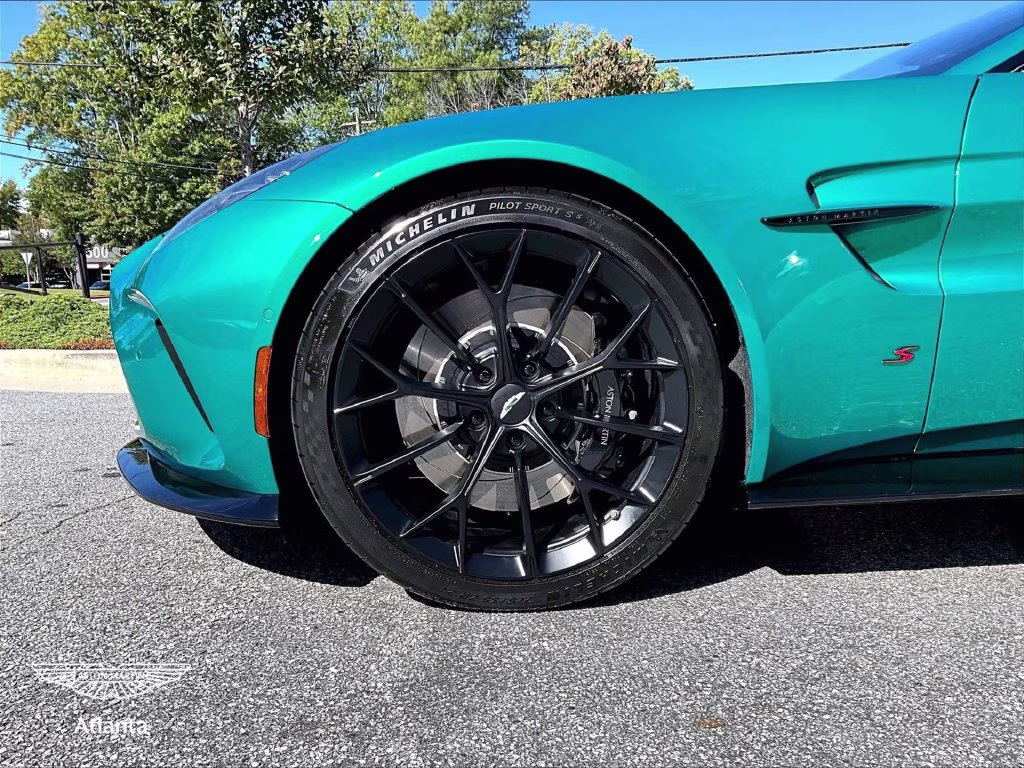 mph009_2908312907_scfsmgnw7tgp12764_2026_aston_martin_vantage_s_roadster_podium_green_10_114592_48ced33af2