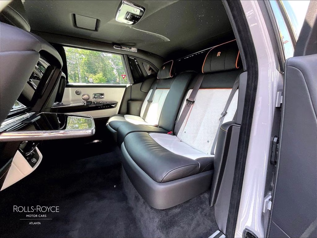 mph009_3329195628_sca43he08vu236970_2027_rolls_royce_phantom_ewb_two_tone_tempest_grey_wblack_diamond_10_112726_85779a6936