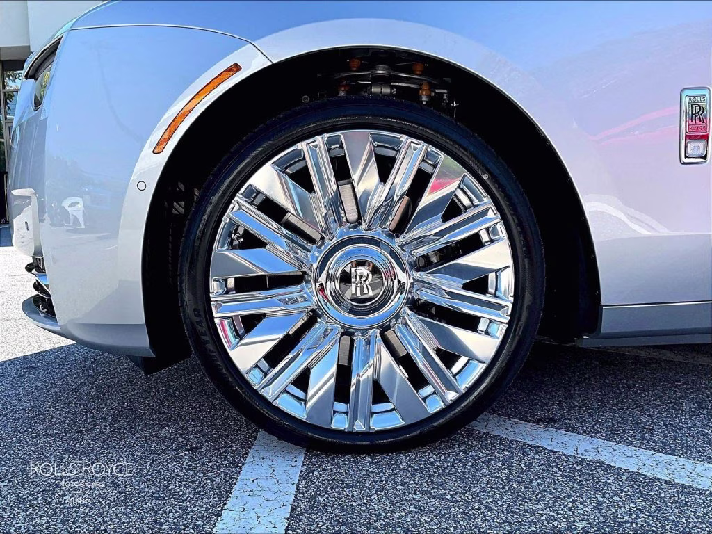 mph010_18291368_sca23gz09vu237847_2027_rolls_royce_ghost_silver_11_114454_cc02a6c846