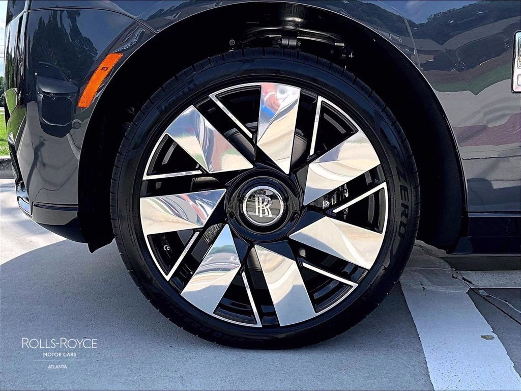 mph010_2360929459_sla23ha05vu236616_2027_rolls_royce_cullinan_darkest_tungsten_11_111719_0097aa4bc8