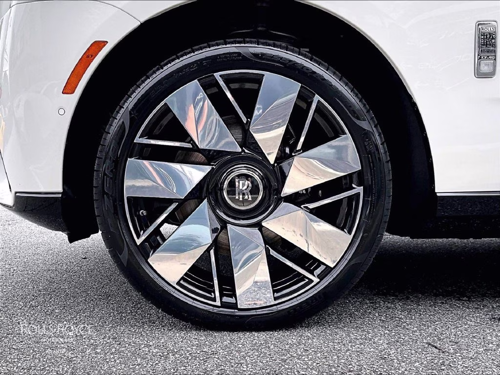 mph010_2363367861_sla23ha07vu237783_2027_rolls_royce_cullinan_english_white_11_114246_0c0f975711
