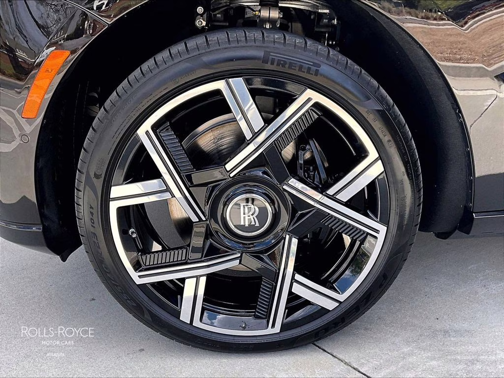 mph010_3216675787_sla43ha01tu235260_2026_rolls_royce_black_badge_cullinan_autumn_mystery_black_11_109726_4f729b5573