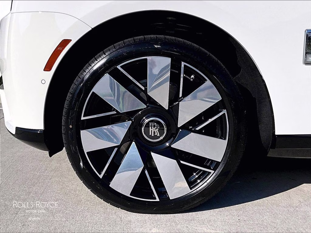 mph010_3590425331_sla23ha06vu236799_2027_rolls_royce_cullinan_english_white_11_112114_d287de1dfe