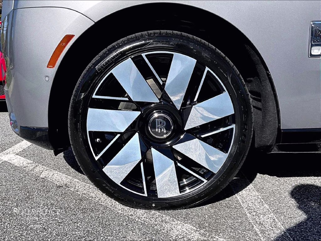 mph010_360460570_sla23ha04vu238177_2027_rolls_royce_cullinan_silver_11_114742_fa0e370dec