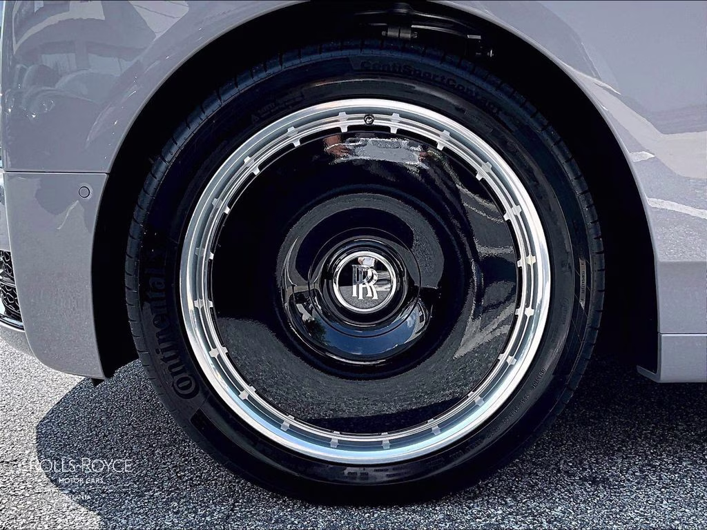 mph010_3624274958_sca43he08vu236970_2027_rolls_royce_phantom_ewb_two_tone_tempest_grey_wblack_diamond_11_112726_d5b2d418dc