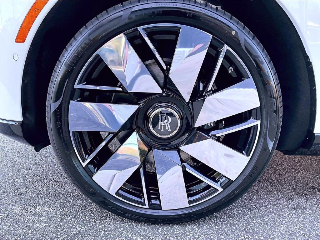 mph010_399639900_sla23ha01vu238136_2027_rolls_royce_cullinan_white_11_114761_22b0d4f78d