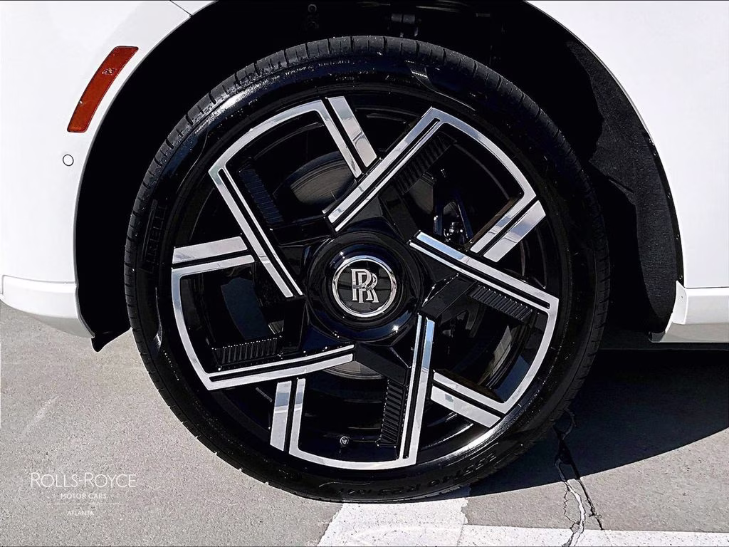 mph010_608077625_sla33ha09vu236977_2027_rolls_royce_black_badge_cullinan_english_white_11_113406_a4fe8088ce