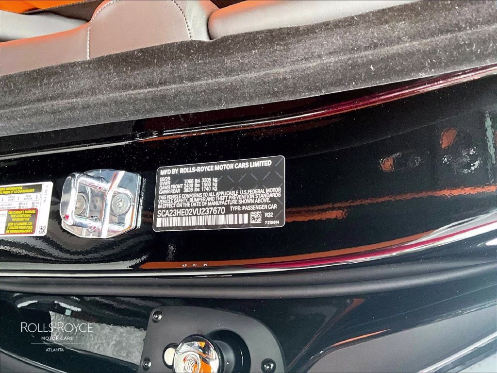 mph011_16735590_sca23he02vu237670_2027_rolls_royce_phantom_black_diamond_12_114342_fd3fa302c8