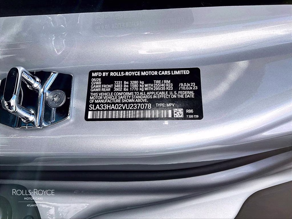 mph011_1709650976_sla33ha02vu237078_2027_rolls_royce_black_badge_cullinan_silver_12_112798_372c4bdcd5