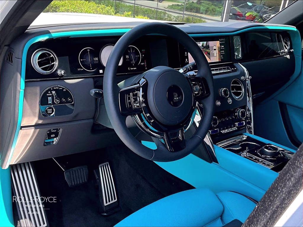 mph011_1735900750_sla13ha0xsu231936_2025_rolls_royce_cullinan_arctic_white_12_112966_eca4e1042e