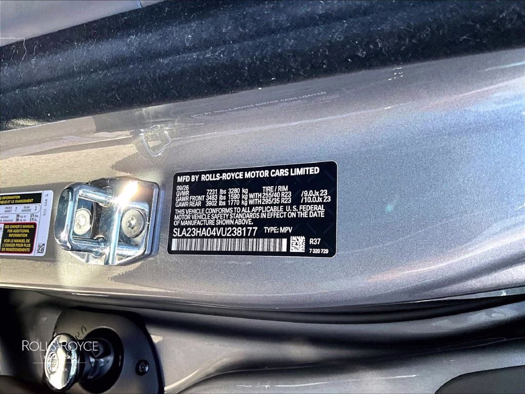 mph011_2145614102_sla23ha04vu238177_2027_rolls_royce_cullinan_silver_12_114742_7268357f9d