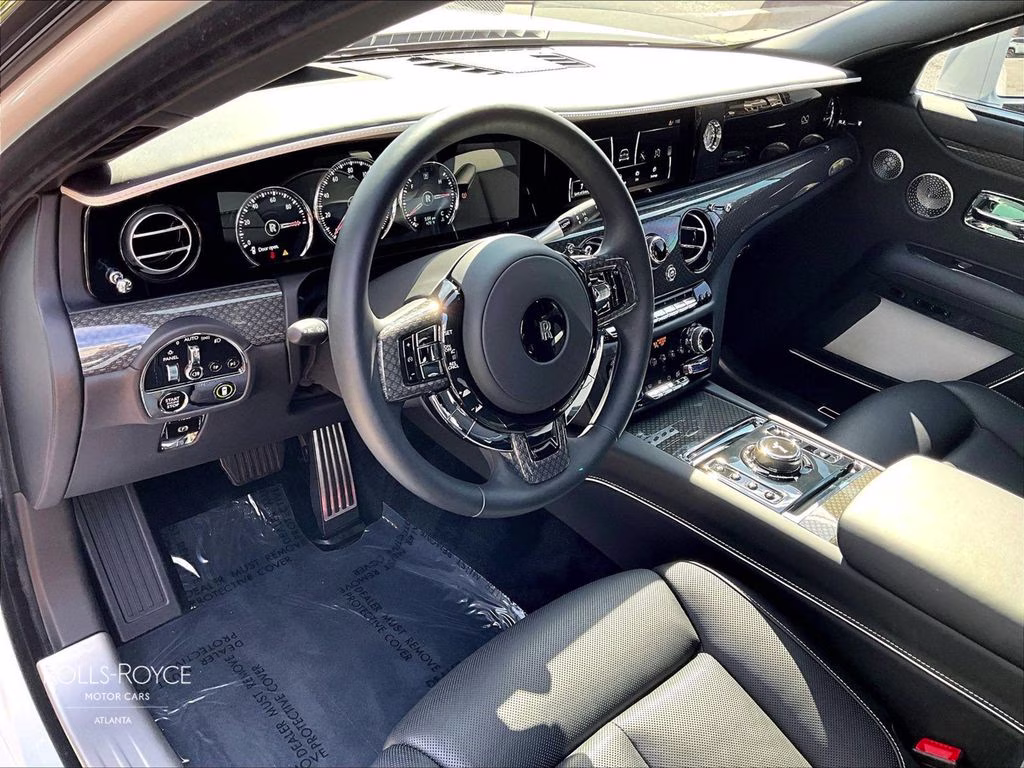 mph011_814072554_scatd6c00ru222292_2024_rolls_royce_black_badge_ghost_arctic_white_12_112760_68c8bef405