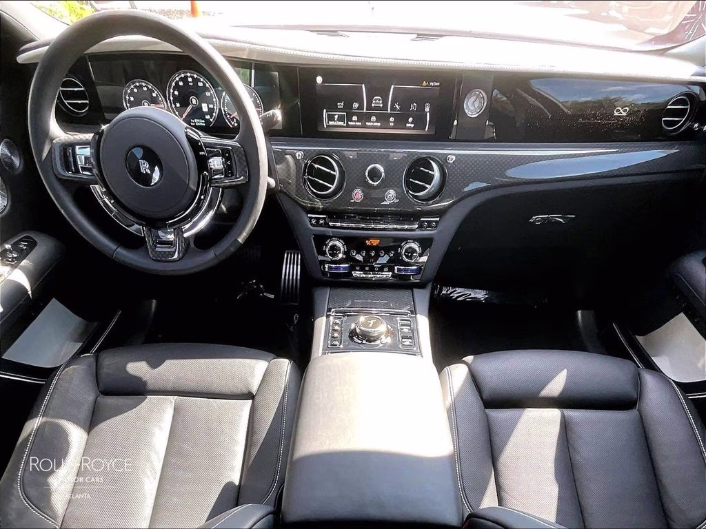 mph012_2628602603_scatd6c00ru222292_2024_rolls_royce_black_badge_ghost_arctic_white_13_112760_1fe34f32ee