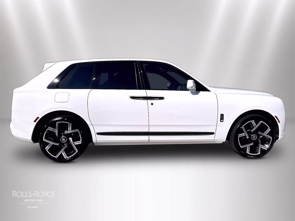 mph012_3667590010_sla33ha09vu236977_2027_rolls_royce_black_badge_cullinan_english_white_13_113406_f3360c2220