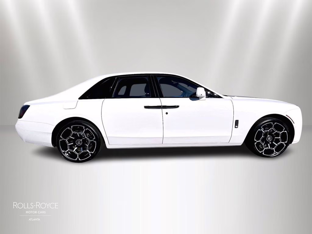 mph012_3821482535_sca33gz05tu234283_2026_rolls_royce_black_badge_ghost_english_white_13_109366_e7fbeb911b