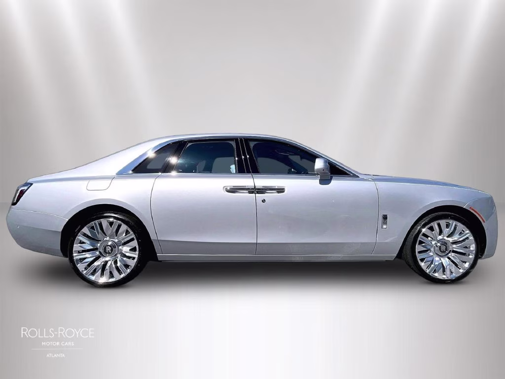 mph012_4180517468_sca23gz09vu237847_2027_rolls_royce_ghost_silver_13_114454_6f78a9b5fb