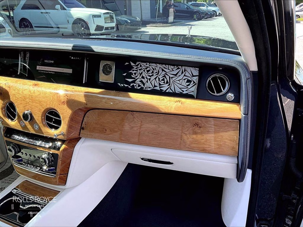 mph013_1716826672_sca13he05tu233685_2026_rolls_royce_phantom_midnight_sapphire_14_113105_19b0b6ad95