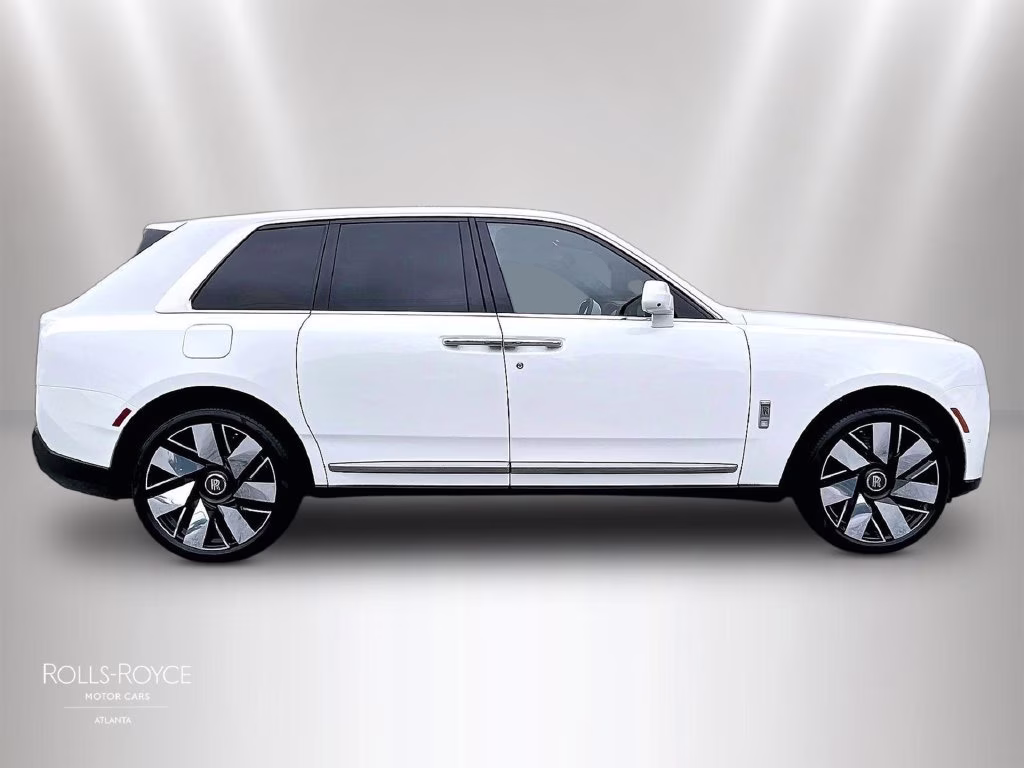 mph013_2339716075_sla23ha07vu237783_2027_rolls_royce_cullinan_english_white_14_114246_742a1c7939