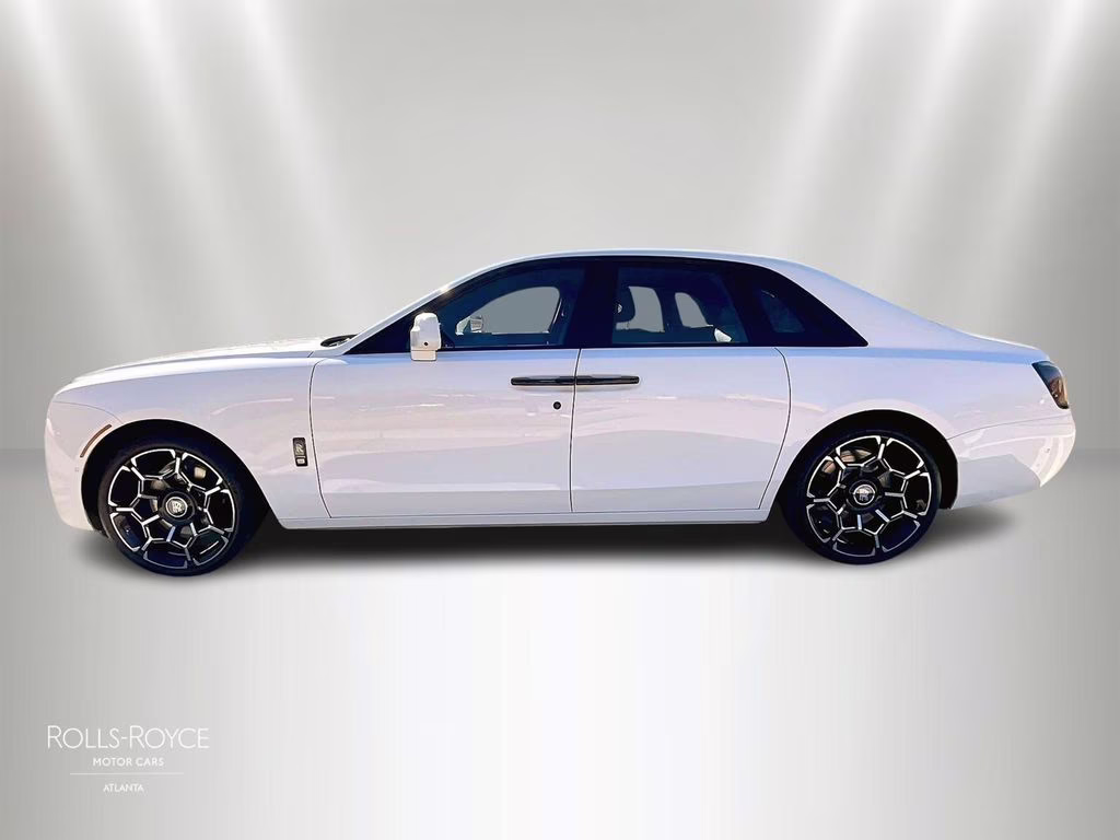 mph013_2640203215_sca33gz05tu234283_2026_rolls_royce_black_badge_ghost_english_white_14_109366_f2bc0f5fce