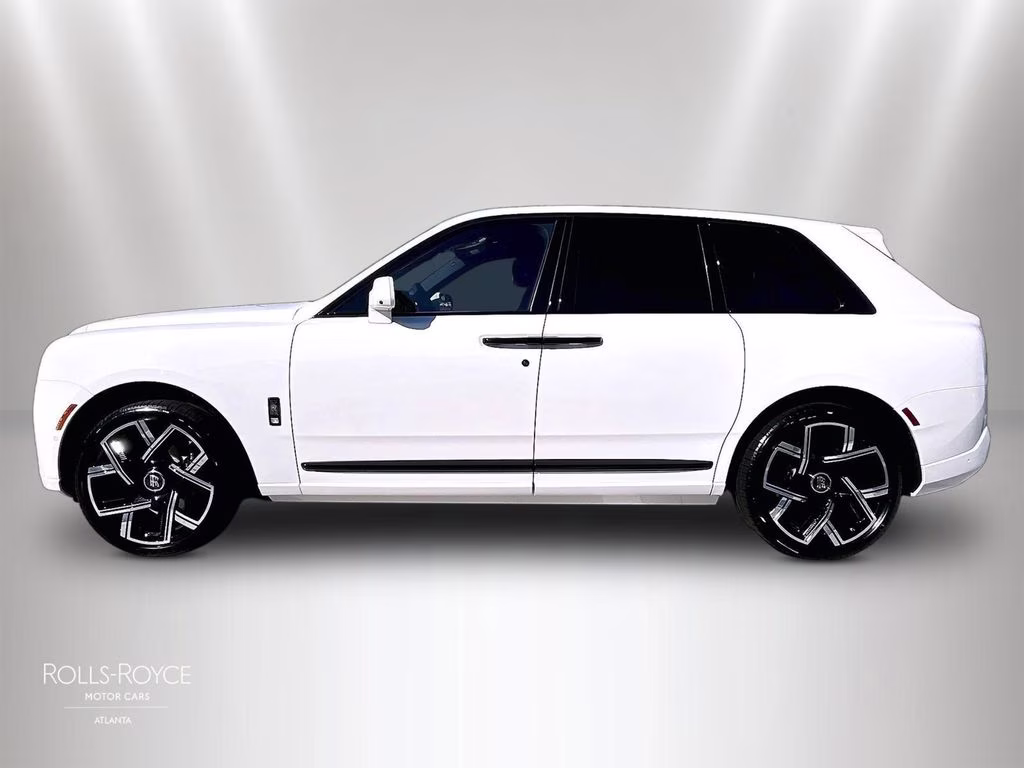 mph013_3673411575_sla33ha09vu236977_2027_rolls_royce_black_badge_cullinan_english_white_14_113406_5786f5e5b2