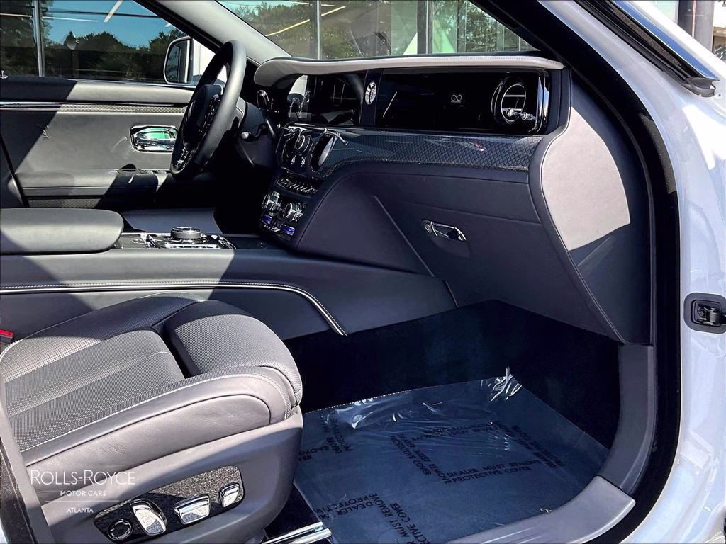 mph013_4159518063_scatd6c00ru222292_2024_rolls_royce_black_badge_ghost_arctic_white_14_112760_e27f649d87