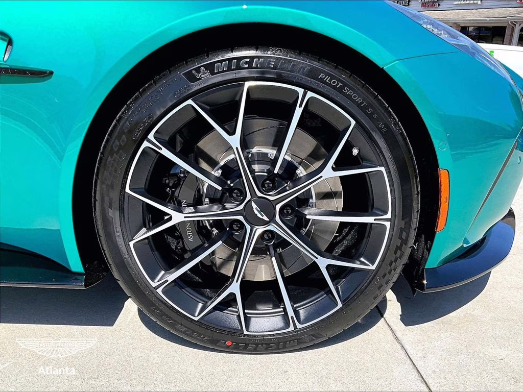 mph014_1588006368_scfsmgmw8tgn11974_2026_aston_martin_vantage_s_podium_green_15_110006_30b747d57f