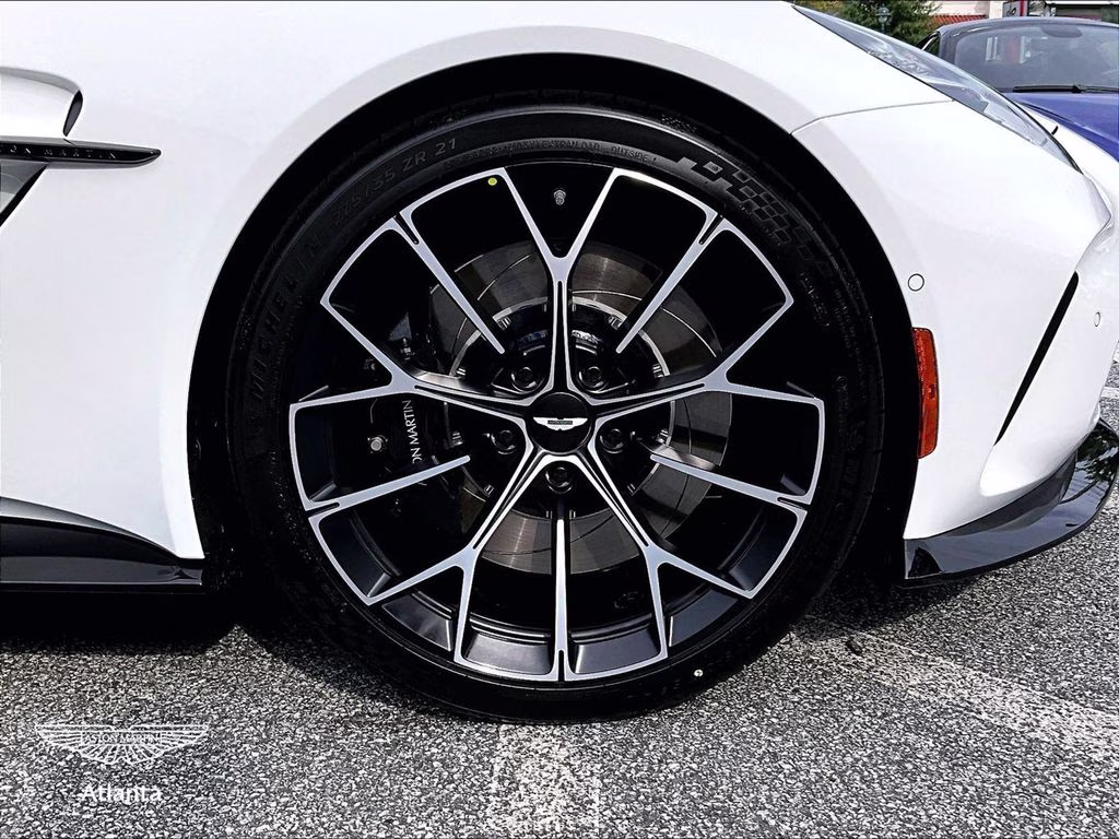 mph014_1801293106_scfsmgnw9tgp12684_2026_aston_martin_vantage_s_lunar_white_15_113153_53faafa36f