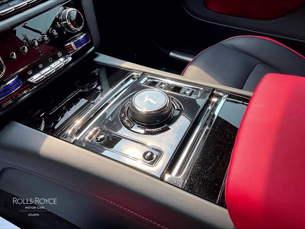 mph014_1972120121_scatk2c00su227738_2025_rolls_royce_spectre_arctic_white_15_112607_249b3ee121