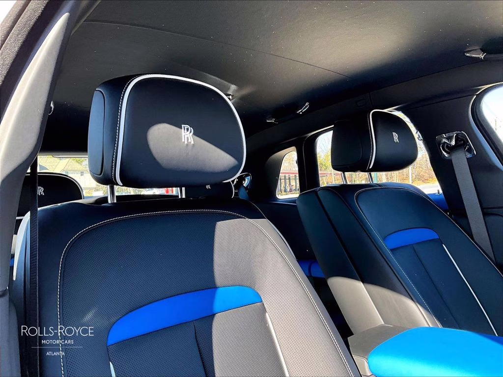 mph014_2655878092_sca33gz05tu234283_2026_rolls_royce_black_badge_ghost_english_white_15_109366_184dfe92aa