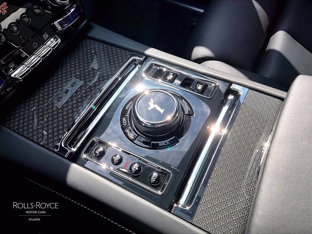 mph014_3136062732_scatd6c00ru222292_2024_rolls_royce_black_badge_ghost_arctic_white_15_112760_279b133f98