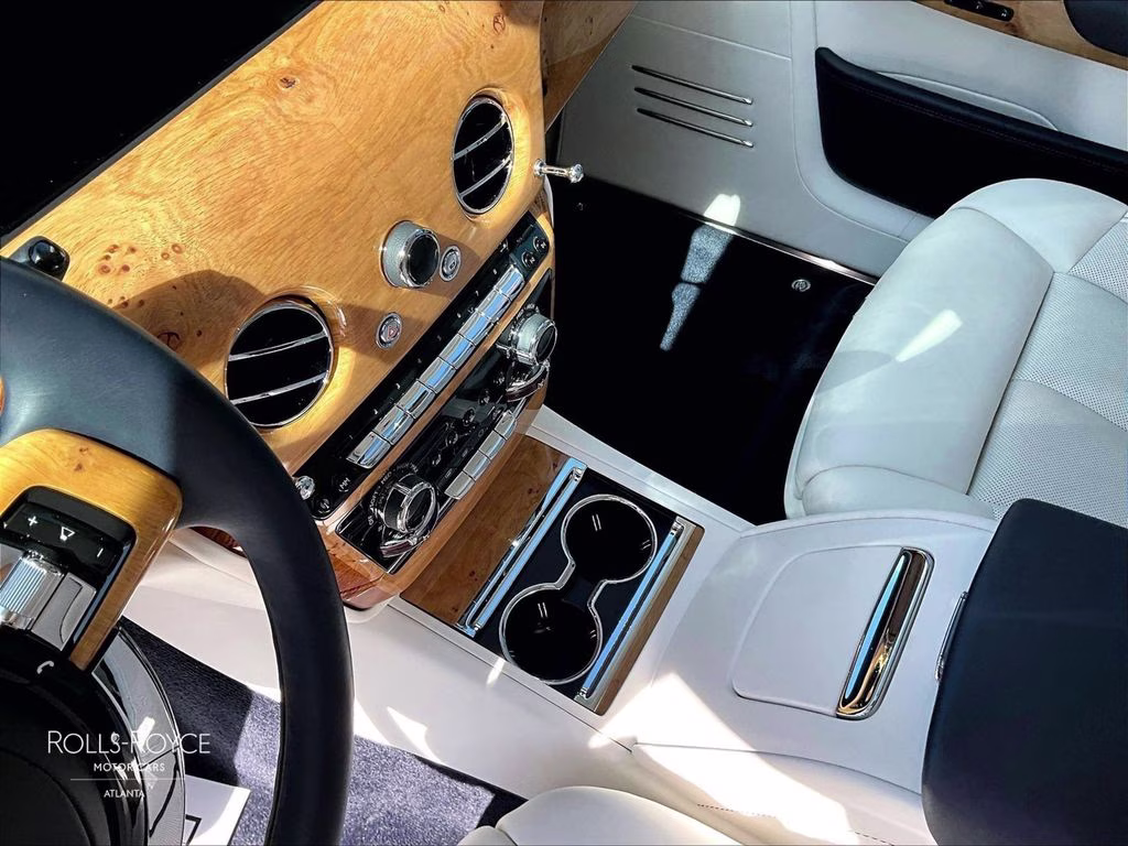 mph014_3749903537_sca13he05tu233685_2026_rolls_royce_phantom_midnight_sapphire_15_113105_d467e16ff7