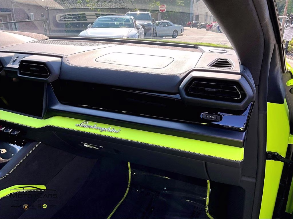 mph014_4205115624_zpbud6zl8sla39743_2025_lamborghini_urus_se_verde_scandal_15_113824_9c476825c2