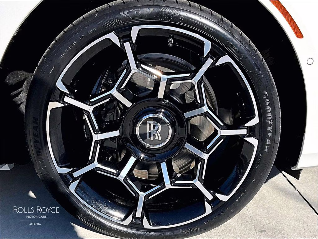 mph015_1815516439_sca33gz05tu234283_2026_rolls_royce_black_badge_ghost_english_white_16_109366_02e8eb84f5