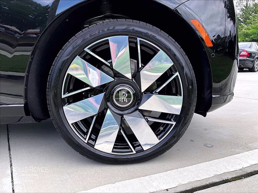 mph015_2155321313_sla23ha00vu236801_2027_rolls_royce_cullinan_black_diamond_16_111647_4d23369dec