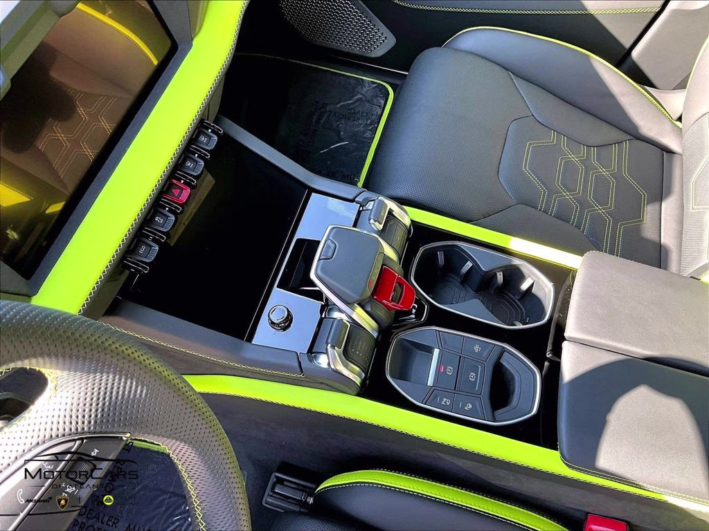 mph015_2371616874_zpbud6zl8sla39743_2025_lamborghini_urus_se_verde_scandal_16_113824_7e3385c505