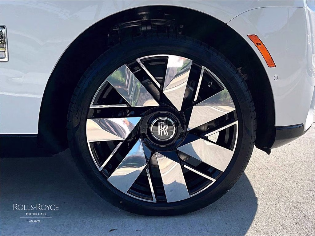 mph015_2560661586_sla23ha06vu236799_2027_rolls_royce_cullinan_english_white_16_112114_4795b199cd