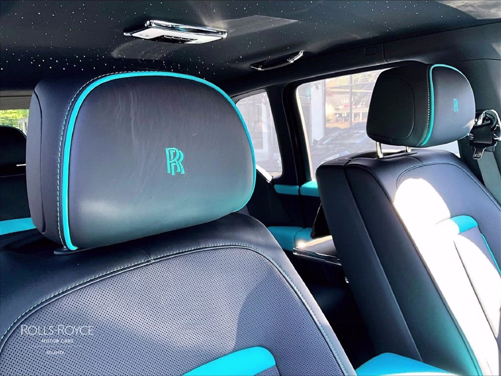 mph015_424792670_sla23ha04vu238177_2027_rolls_royce_cullinan_silver_16_114742_fe711a5180