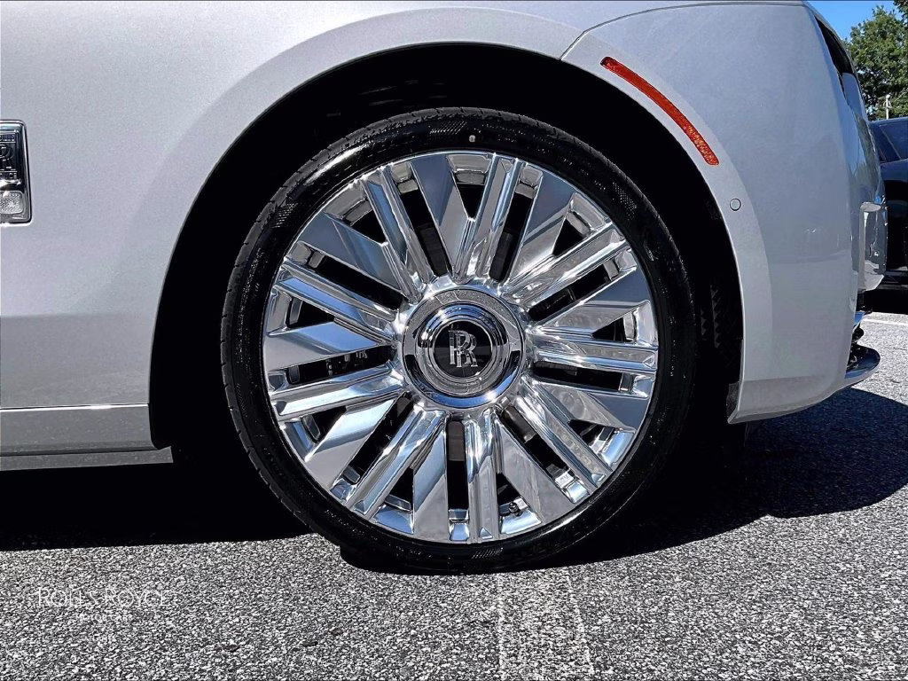mph015_507539728_sca23gz09vu237847_2027_rolls_royce_ghost_silver_16_114454_9e45127498