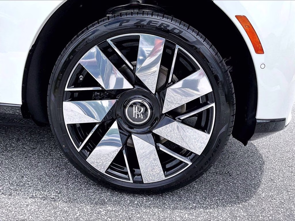 mph015_695132975_sla23ha01vu237066_2027_rolls_royce_cullinan_english_white_16_112726_60aeb38182