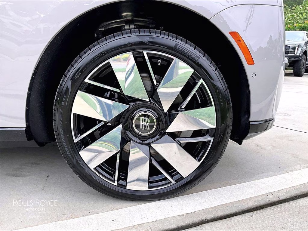 mph015_807950404_sla23ha03vu236243_2027_rolls_royce_cullinan_tempest_grey_16_111979_0520ae6b7e